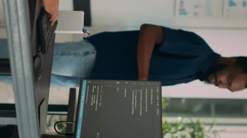 Ingeniero de sistemas de vídeo vertical que trabaja con un script HTML en la ventana