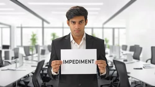 Un manager indien en colère brandissant une bannière EMPÊCHANTE