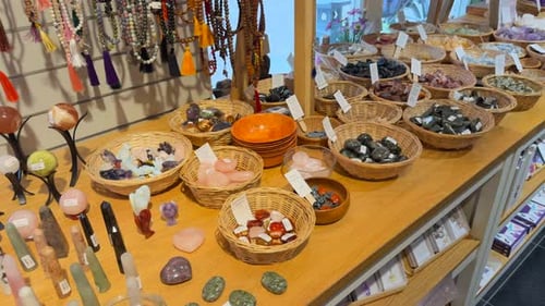 Exposition de pierres précieuses dans une boutique ésotérique.