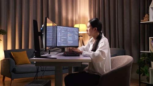 Asiatische Programmiererin erstellt innovative Softwareingenieurin, die App und Programm entwickelt