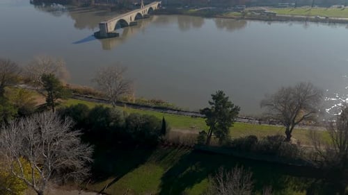 Vídeo con un Zumbido del Puente de Aviñón y Chateauneuf du Pape en Francia. Río Ródano