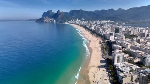 Impressionante sobrevoo com drone sobre a praia e o horizonte de Ipanema no Rio de Janeiro, Brasil