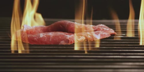 Über offenem Feuer gegrilltes Rindersteak