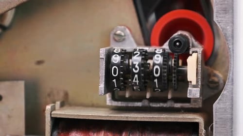 O contador mecânico incrementa a exibição do número