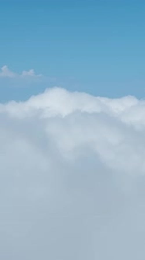 Vertikales Video: Malerische Berglandschaft mit blauem Himmel, schwebenden Wolken und grünen Wäldern für einen