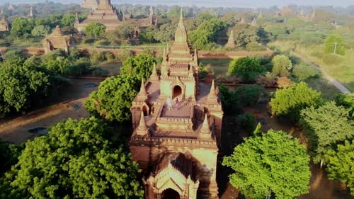 Explorez les anciens temples de Bagan, au Myanmar, au lever du soleil au milieu d'une végétation luxuriante
