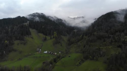 Ein Blick auf die schneebedeckten Gipfel der Berge aus einem Vogelflug