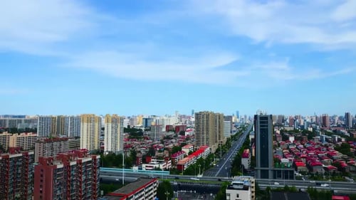 Vue de la circulation automobile sur le carrefour et l'intersection de l'autoroute dans une ville moderne avec des gratte-ciel en ligne d'horizon L