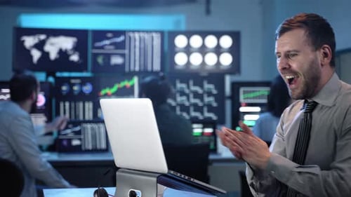 Männlicher Geschäftsmann Trader hat einen erfolgreichen Tag an der Börse