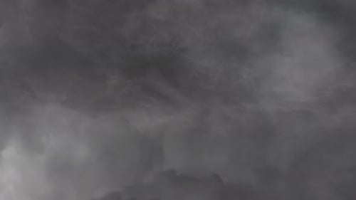 cae un rayo y nubes oscuras retumban en el cielo.