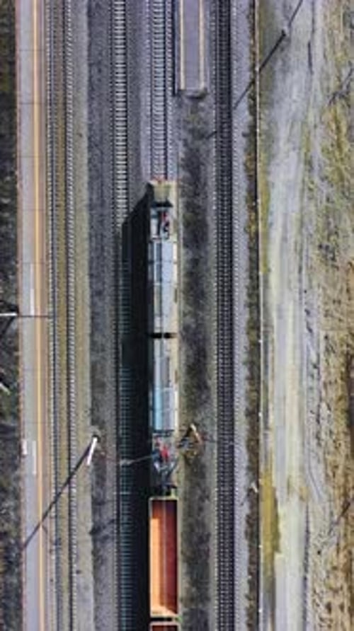 Livraison de marchandises par chemin de fer Vue de dessus depuis un train de marchandises Plusieurs wagons sont remplis de charbon