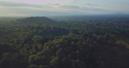 Magelang, 25. Juli 2021, Nachmittagsatmosphäre im Borobudur-Tempel, umgeben von Bäumen