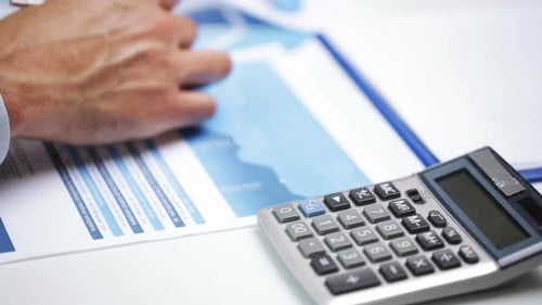 Concept d'entreprise, de personnel, de paperasse, de bureau et de technologie - Un homme d'affaires compte sur