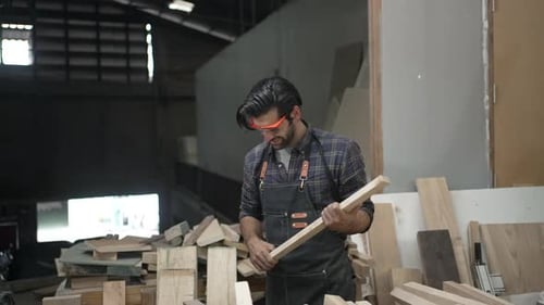 Carpenter arbeitet in der Werkstatt.