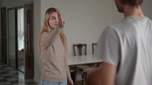 Une confrontation et une interaction intenses se déroulent dans un espace minimaliste mettant l'accent sur l'engagement