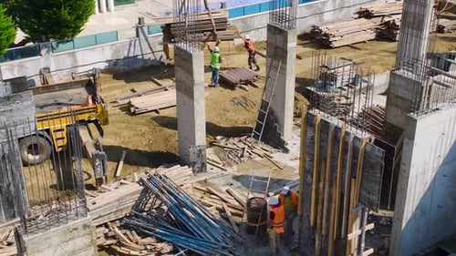 Vista aérea: trabajadores vierten concreto para los cimientos de un nuevo edificio