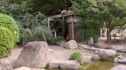 Japanische Wassermühle. Weitwinkelaufnahme aus der Hand