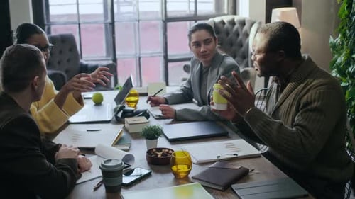 Une équipe de coworking jeune et inspirée, composée d'experts en marketing, réfléchit à Green Office