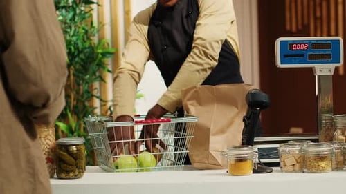 Comerciante pesando frutas y verduras para clientes habituales