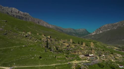 Cripta antigua alpina alpina de Osetia del Norte, enterramiento aéreo al revés en casas tradicionales