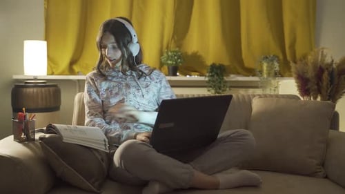 Gestresster und depressiver männlicher Student nachts zu Hause.