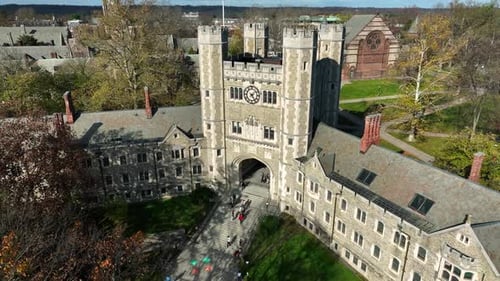 Estudantes no campus universitário. Antevisão aérea de outono da Universidade de Princeton, escola da Ivy League em
Nova Jersey, EUA