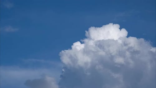Luftaufnahme des schönen Himmels mit Wolken und Sonne an einem Sommertag.