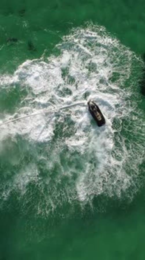 Un hombre vuela en un flyboard, vista aérea desde arriba, agua, deportes extremos, azul, verano, mar con aire libre