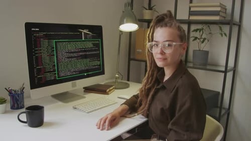 Portrait d'une experte en programmation féminine sur le lieu de travail