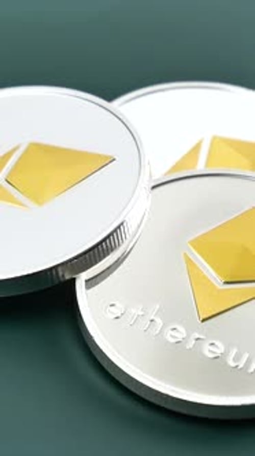 Pièces Ethereum ETH sur fond vert foncé