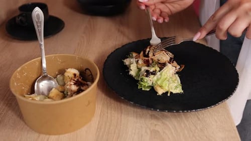 Moderner Stand für junge Frau, Salatzubereitung, Happy Millennial Female Hands