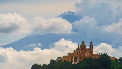 Igreja Nossa Senhora dos Remédios na Grande Pirâmide de Cholula com Popocatepetl