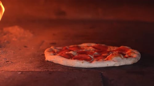 Hornear pizza en un horno