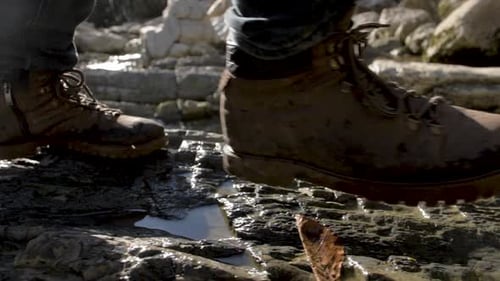 Aktiver Reisender: Spazieren Sie entlang des Flusses in die Berge, Wanderung, Reise