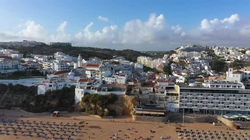 Luftaufnahme von Albufeira am Meer mit breitem Strand und weißer Architektur, Algarve, Portugal. Breiter Scan