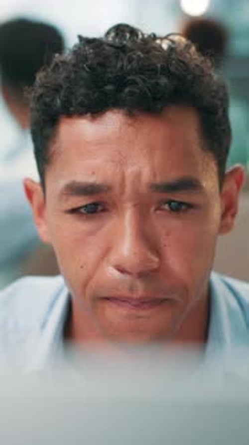 Hombre, desarrollador de software o pensando en una computadora para solucionar problemas o solucionar problemas en la oficina