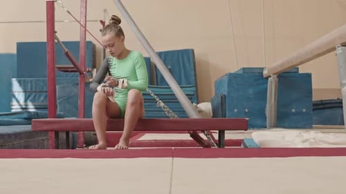 Petite fille portant des boucles de gymnastique avec des bracelets