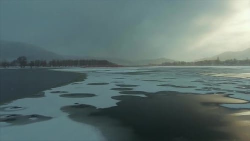 4k Luftaufnahme. Lagune am See. Eissee. Mit einer Drohne einen zugefrorenen See ziehen
, während es schneit.
