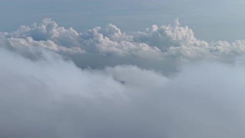 Paysage nuageux aérien par temps brumeux au-dessus de Bukit Mertajam