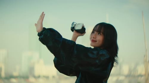 jovem cineasta gravando com um velho gravador de câmera retrô a paisagem urbana