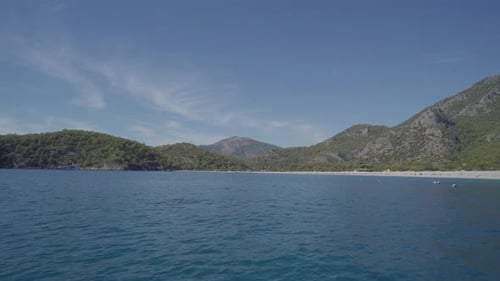 Luftaufnahme vom Strand von Fethiye Oludeniz und den grünen Bergen 4K