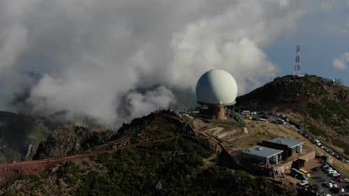 fantástica toma aérea en órbita sobre el radar militar ubicado en Pico Arieiro en Madeira, Portugal.