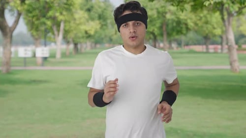 Ernster indischer Mann beim Joggen