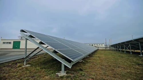Sonnenkollektoren sammeln Energie. Nahaufnahme von Sonnenkollektoren