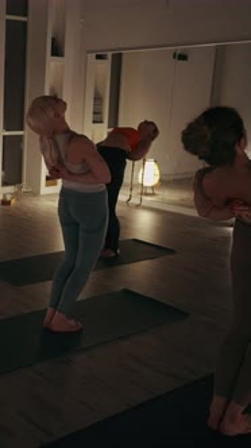 Clase de yoga con pantalla vertical haciendo flexiones hacia atrás