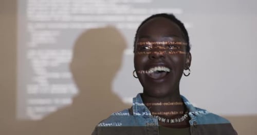 Mulher, apresentação e codificação falando no escritório para solução, software e web 3