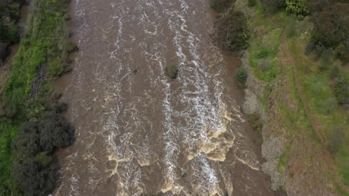 LUFTAUFNAHME VON OBEN Stromschnellen, die nach einem Starkregenereignis flussabwärts fließen