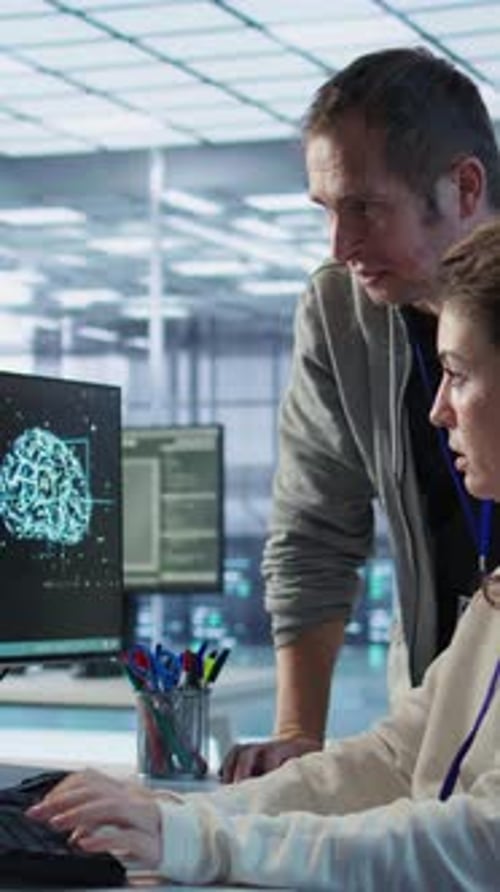 IT-Teammitglieder programmieren Skripte auf einem Computer mithilfe von KI und maschinellem Lernen