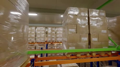 Naviguer dans de longues rangées de rayonnages en acier remplis de cartons