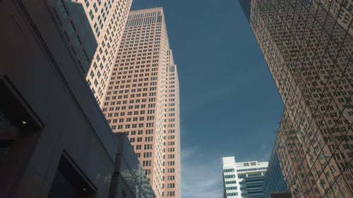 Hohe Gebäude mit reflektierenden Fassaden